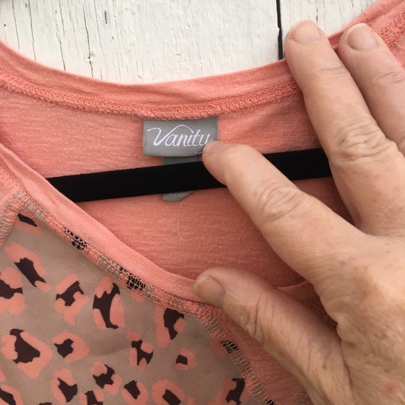 Vanity 3/4 sleeves leopard and peach shirt. Size l. - Picture 2 of 5